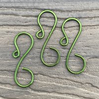 Mid-size simple ornament hook, green.