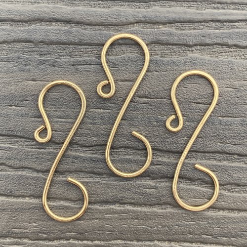 Mid-size simple ornament hook, gold/brass.