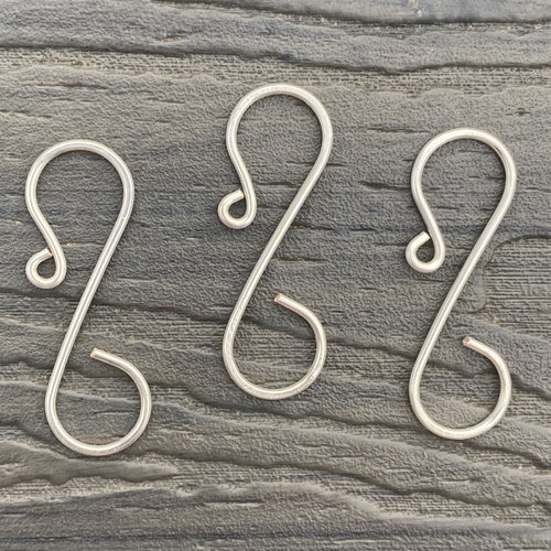 Mid-size simple ornament hook, silver.